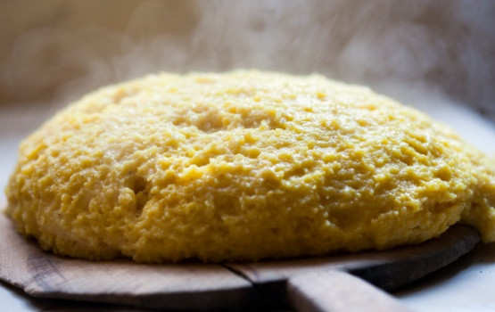 tagliere con polenta da farina mais Ottofile